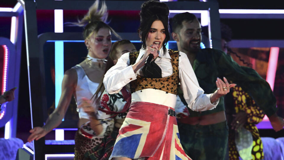 Anglická speváčka, skladateľka a modelka Dua Lipa vystupuje na odovzdávaní  hudobných cien Brit Awards v Londýne v utorok 11. mája 2021. 

Dua Lipa performs during the Brit Awards 2021 at the O2 Arena, London, Tuesday, May 11, 2021. (Ian West/PA via AP)