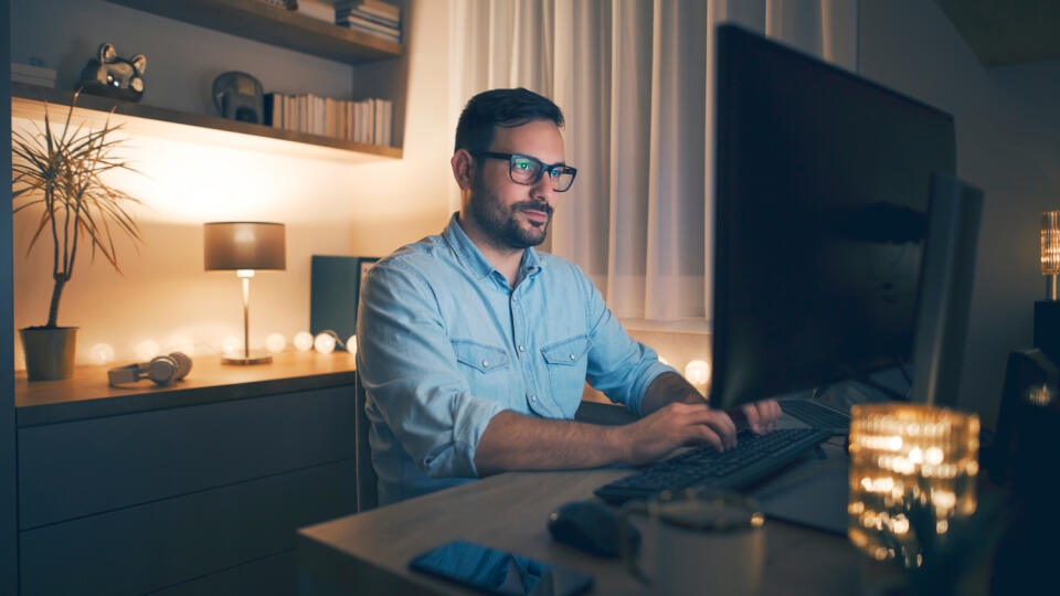 Prechod na home office sa v čase nástupu pandémie udial nadivoko a neviedol k zmenám pracovných zmlúv.