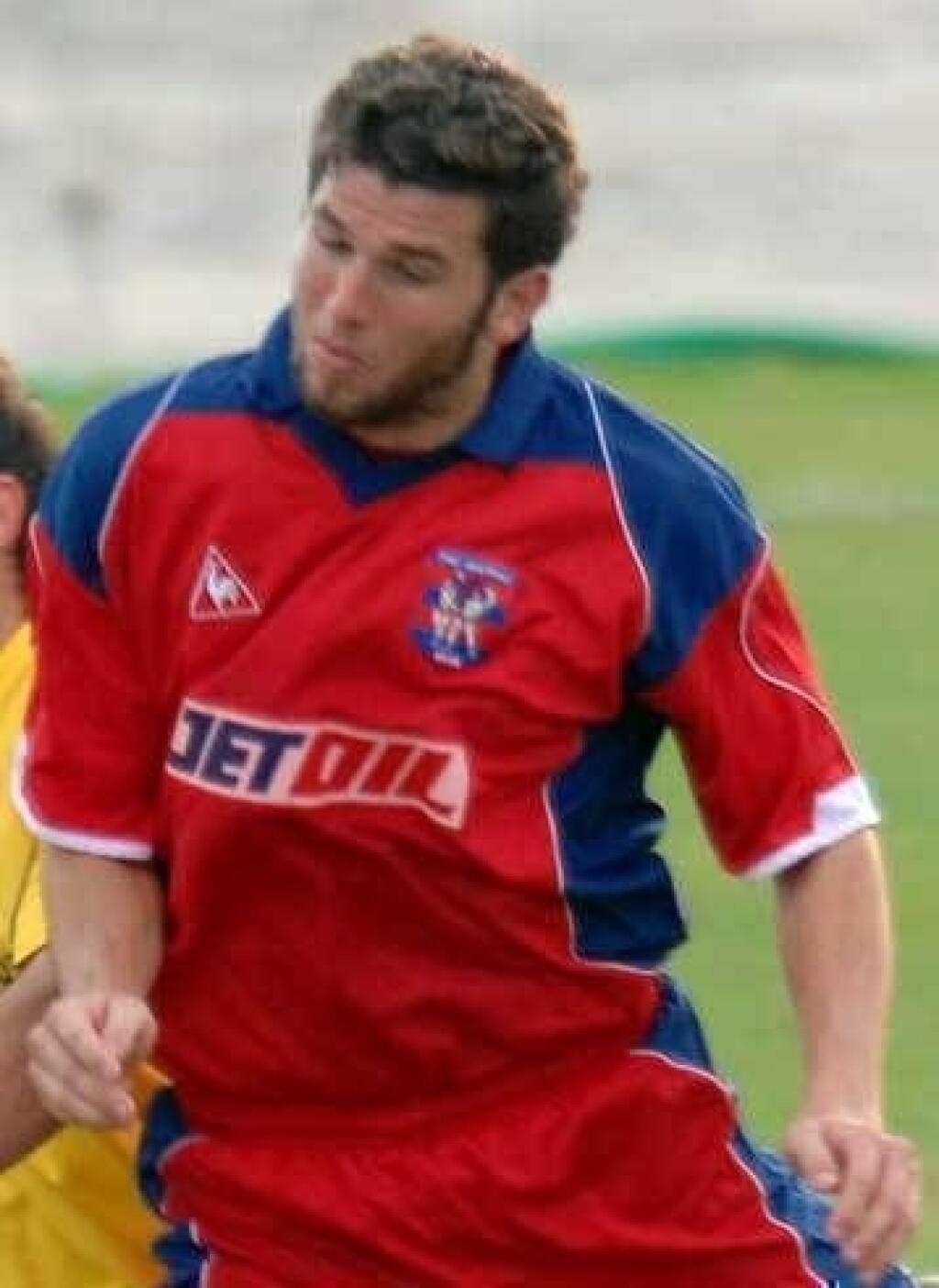 YIANNIS KOSKINIATIS (†25) - Grécky futbalista spáchal samovraždu po tom, ako ho tréner nezaradil do zostavy na zápas gréckeho pohára s Olympiakosom Pireus. Stalo sa to 29. októbra 2008. Koskiniatis skočil z dvanásťmetrového útesu. „To, že ma nezaradili do zostavy je veľká nespravodlivosť. Už to ďalej neznesiem,“ napísal v liste, ktorý zanechal na vrchole útesu.