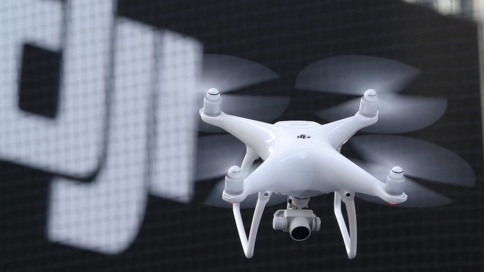 Dron DJI Phantom 4 počas ukážkového letu v Tokiu.