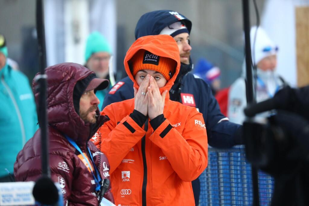 V cieli sa radšej veľmi rýchlo obliekla a pretierala si premrznutú tvár.
