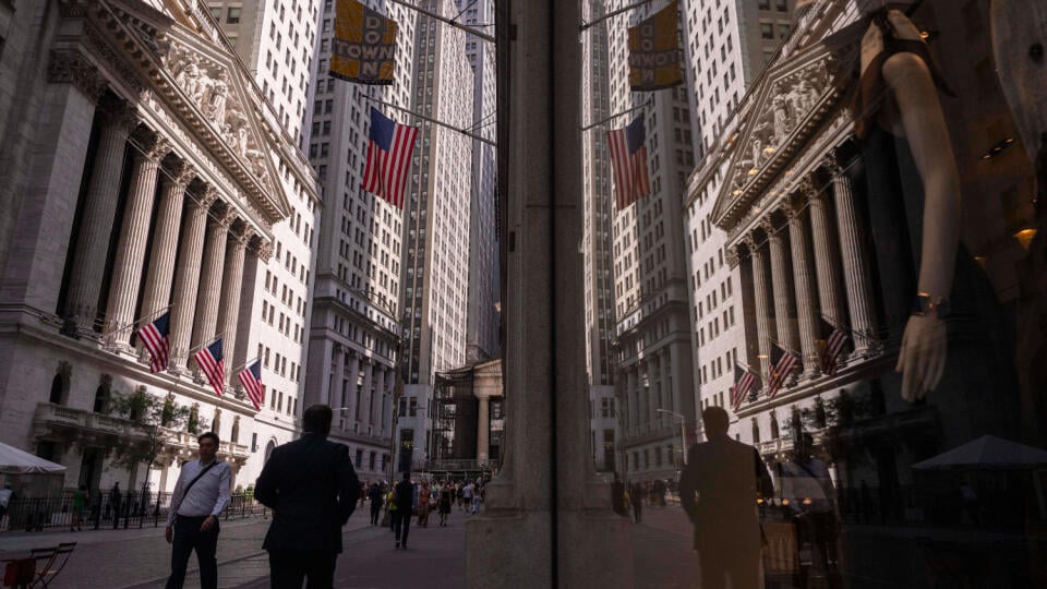 WA 29 New York - Na snímke budova newyorskej burzy sa odráža v okne v New Yorku v pondelok 30. júna 2025. Akcie v USA otvorili pondelkové obchodovania rastom, pričom širší index S&P 500 aj technologický index Nasdaq Composite pokračovali v prelamovaní historických maxím. Náladu na trhu zlepšili najmä očakávania, že USA čoskoro uzavrú ďalšie obchodné dohody. TASR o tom informuje na základe správy CNBC. FOTO TASR/AP
A reflection of a window shows the New York Stock Exchange on Monday, June 30,