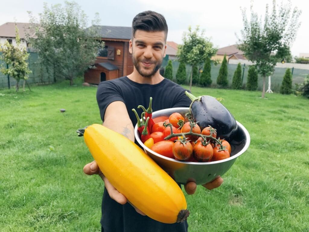 „Máme tu takmer všetko a stále to pribúda. Jabloň, marhuľu, slivku, čerešňu, čučoriedky, maliny, ríbezle, egreše, jahody, rajčiny, hrášok, cukety i bylinky od výmyslu sveta. A hlavne čili papriky.“