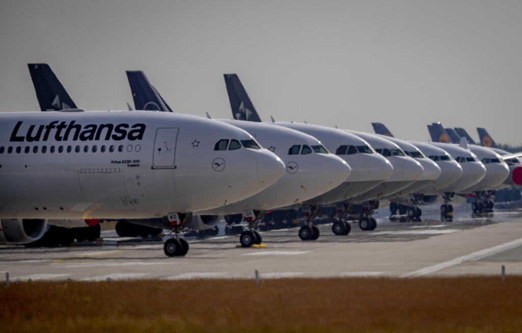 WA 18 Frankfurt - Lietadlá nemeckej spoločnosti Lufthansa sú zaparkované na letisku vo Frankfurte v stredu 3. júna 2020. Nemecká letecká spoločnosť Lufthansa oznámila za 1. kvartál čistú stratu vyše 2 miliárd eur. Je to dôsledok pandémie nového koronavírusu, keďže súčasťou vládnych opatrení s cieľom obmedziť šírenie ochorenia COVID-19 bolo pozastavenie leteckej dopravy. FOTO TASR/AP 

 
Lufthansa aircrafts are parked on a runway at the airport in Frankfurt, Germany, Wednesday, June 3, 2020. Due 