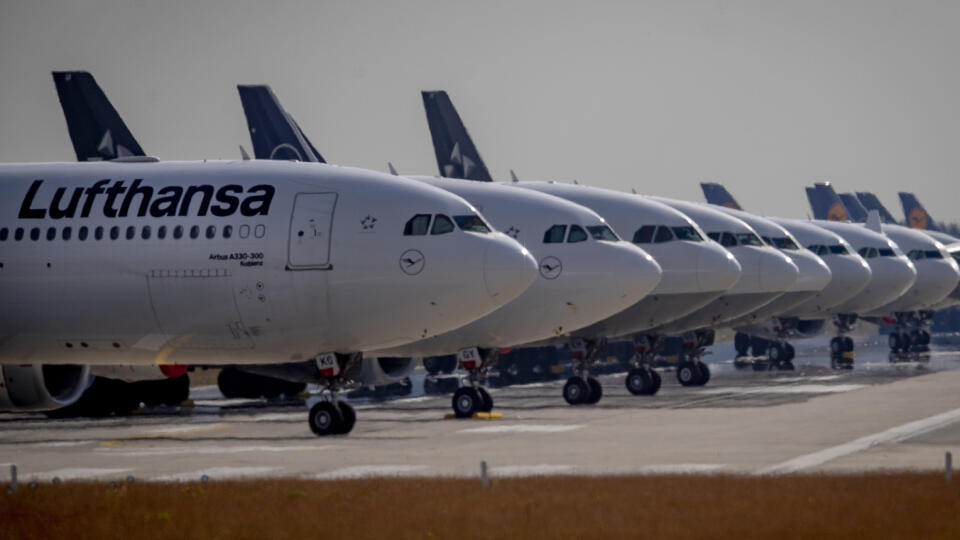 WA 18 Frankfurt - Lietadlá nemeckej spoločnosti Lufthansa sú zaparkované na letisku vo Frankfurte v stredu 3. júna 2020. Nemecká letecká spoločnosť Lufthansa oznámila za 1. kvartál čistú stratu vyše 2 miliárd eur. Je to dôsledok pandémie nového koronavírusu, keďže súčasťou vládnych opatrení s cieľom obmedziť šírenie ochorenia COVID-19 bolo pozastavenie leteckej dopravy. FOTO TASR/AP
Lufthansa aircrafts are parked on a runway at the airport in Frankfurt, Germany, Wednesday, June 3, 2020. Due