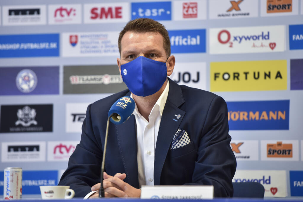 Štefan Tarkovič pokračuje na pozícii trénera slovenskej futbalovej reprezentácie.