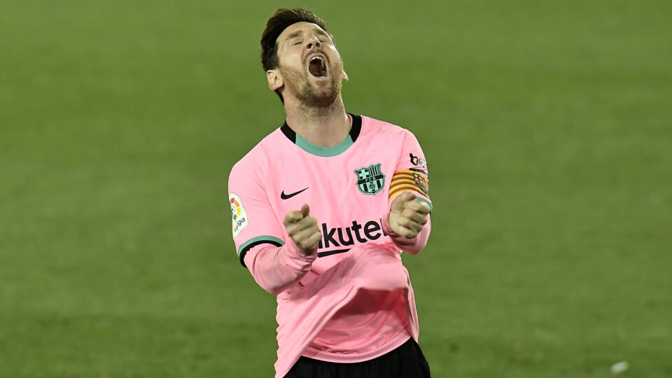JB 7 Vitoria - Hráč Barcelony Lionel Messi reaguje vo futbalovom zápase španielskej ligy La Liga Deportivo Alaves - FC Barcelona vo Vitorii 31. októbra 2020. FOTO TARS/AP
Barcelona's Lionel Messi gestures during the Spanish La Liga soccer match between Alaves and Barcelona at Mendizorroza stadium in Vitoria, Spain, Saturday, Oct. 31, 2020. (AP Photo/Alvaro Barrientos)
