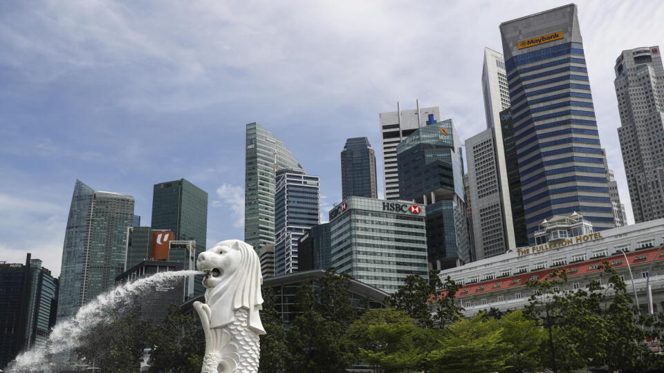 JB 30 Singapur - Ľudia s ochrannými rúškami na zabránenie šíreniu nového koronavírusu si fotia sochu Merlion pozdĺž zálivu Marina Bay v Singapure 1. júla 2020. Singapur nedávno uvoľnil väčšinu opatrení zavedených v súvislosti s pandémiou. Počet prípadov nákazy v krajine vystúpil na viac ako 42.000. FOTO TASR/AP
People are dwarfed against the financial skyline as they take photos of the Merlion statue along the Marina Bay area in Singapore, Wednesday, July 1, 2020. (AP Photo/Yong Teck Lim)