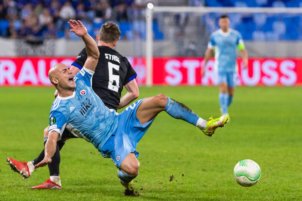 Na snímke Jaba Kankava a Jens Stage počas zápasu F skupiny Európskej konferenčnej ligy medzi ŠK Slovan Bratislava a FC Kodaň.
