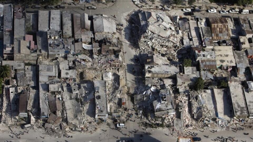 Domy na Haiti padali ako detská stavebnica.
Foto: tasr