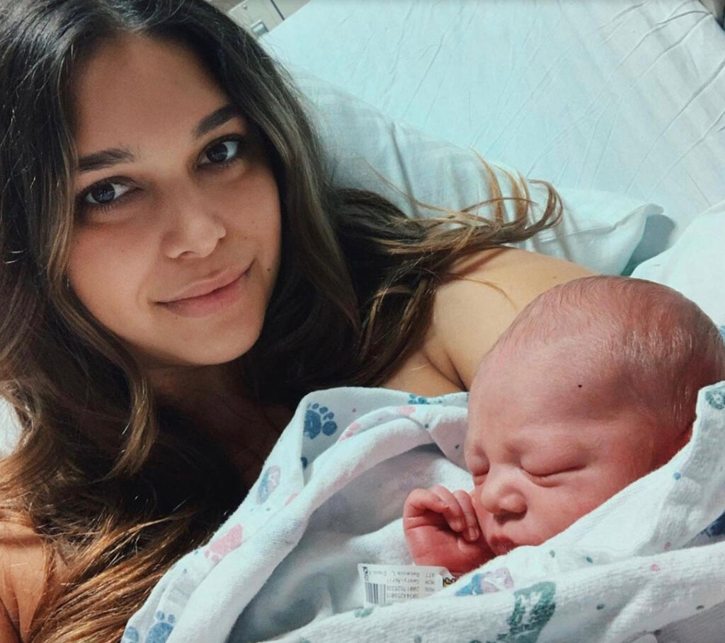 Modelka April Love Geary porodila spevákovi Robinovi Thickovi ich tretie spoločné bábätko. Chlapček dostal meno Luca Patrick.