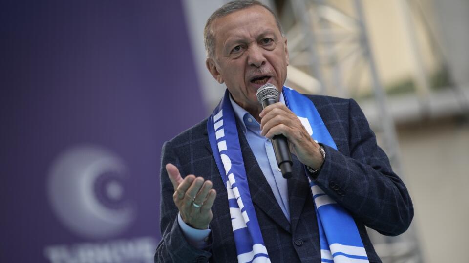 Turecký prezident a prezidentského kandidát vládnej Strany spravodlivosti a rozvoja (AKP) Recep Tayyip Erdogan hovorí počas predvolebného zhromaždenia 13. mája 2023 v Istanbule. Turecký prezident Recep Tayyip Erdogan obvinil v sobotu svojho súpera z napojenia na teroristov a z presadzovania LGBT agendy. Urobil tak v posledný deň kampane pred nedeľňajšími prezidentskými a parlamentnými voľbami v Turecku, ktoré by mohli ukončiť dve desaťročia Erdoganovej vlády.