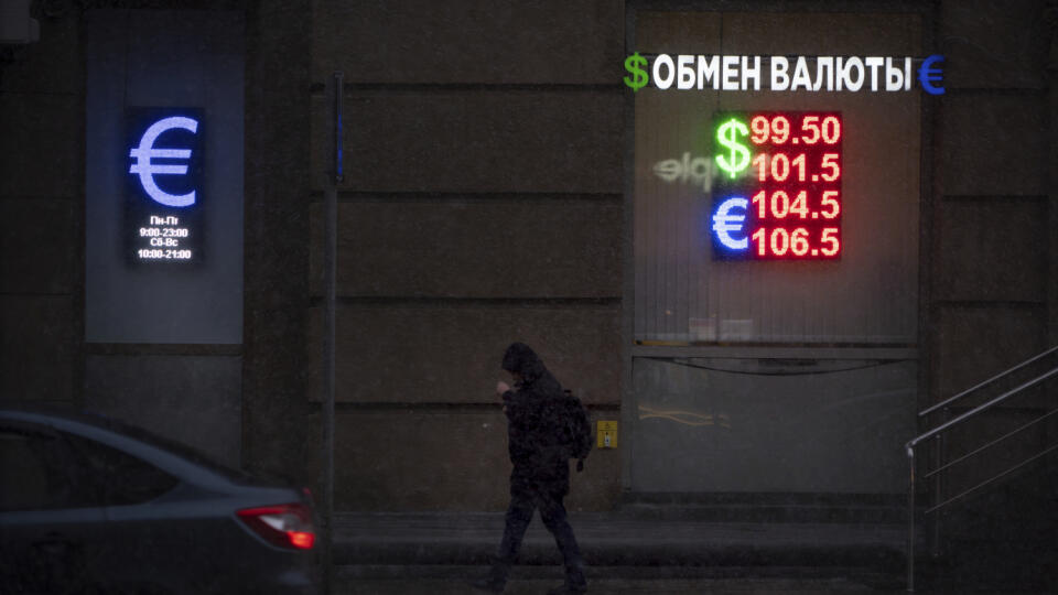 WA 33 archív Petrohrad - Na archívnej snímke z 20. novembra 2024 chodec kráča okolo zmenárne v Petrohrade. Kurz ruského rubľa voči doláru sa vo štvrtok 28. novembra zotavil zo stredajšieho (27. 11.) prepadu o viac ako 7 percent. Dôvodom bola intervencia ruskej centrálnej banky. FOTO TASR/AP
People stand at an exchange office sign showing the currency exchange rates of the Russian ruble, U.S. dollar, and euro in St. Petersburg, Russia, Wednesday, Nov. 20, 2024. (AP Photo/Dmitri Lovetsky)