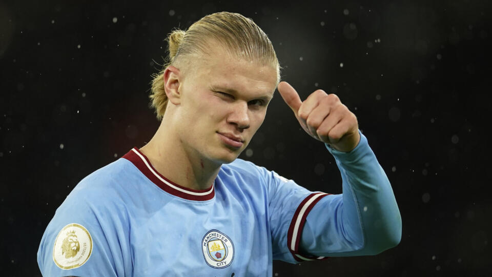 WA 75 Manchester - Futbalista Manchestru City Erling Haaland gestikuluje v zápase 18. kola anglickej Premier League Manchester City - FC Everton v Manchestri v sobotu 31. decembra 2022. FOTO TASR/AP
Manchester City's Erling Haaland gestures during the English Premier League soccer match between Manchester City and Everton at the Etihad Stadium in Manchester, England, Saturday, Dec. 31, 2022. (AP Photo/Dave Thompson)