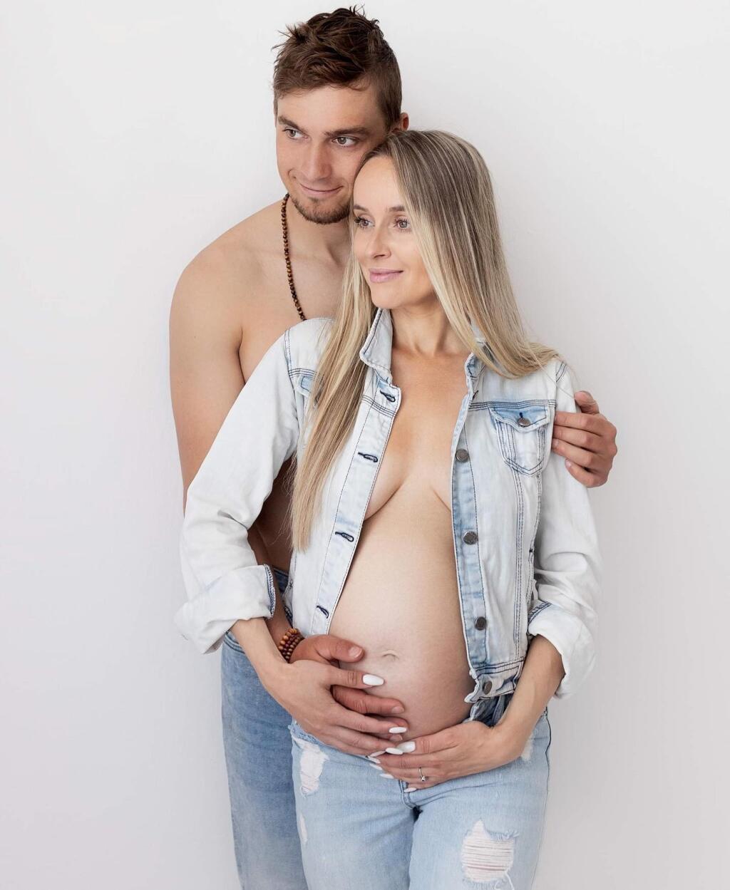 Pred blížiacim sa príchodom prvorodeného potomka na svet zverejnil Jakub Grigar so svojou krásnou manželkou Andreou tieto nádherné zábery.