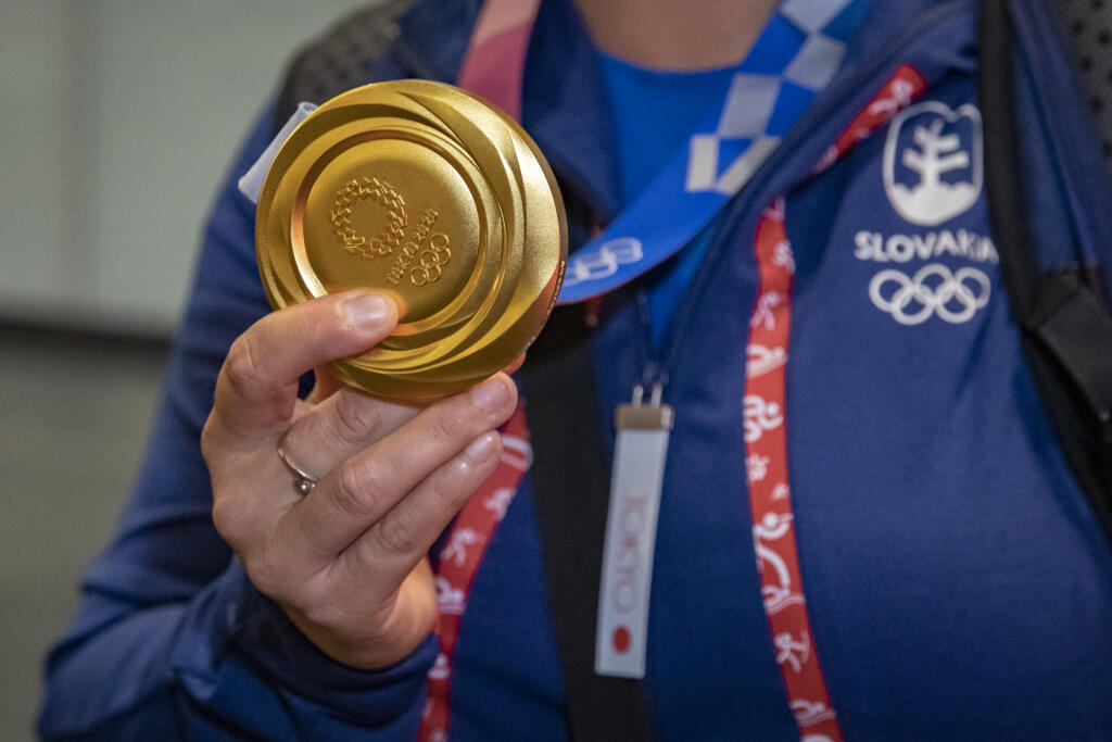 Prílet slovenského streleckého tímu z olympiských hier v Tokiu, kde získala Zuzana Rehák Štefečeková zlatú medailu v trape. Na letisku Schwechat ju prišli privítať manžel so synmi a priatelia.