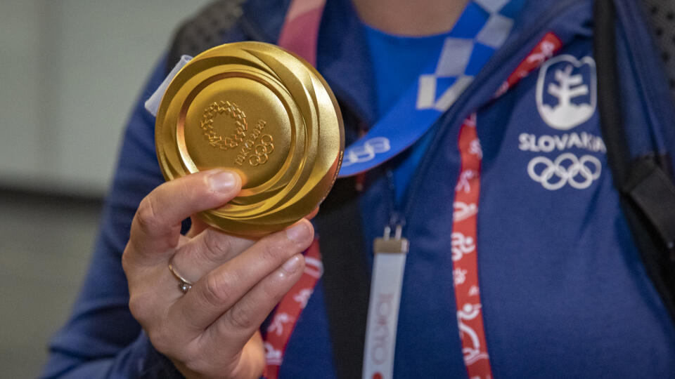 Prílet slovenského streleckého tímu z olympiských hier v Tokiu, kde získala Zuzana Rehák Štefečeková zlatú medailu v trape. Na letisku Schwechat ju prišli privítať manžel so synmi a priatelia.