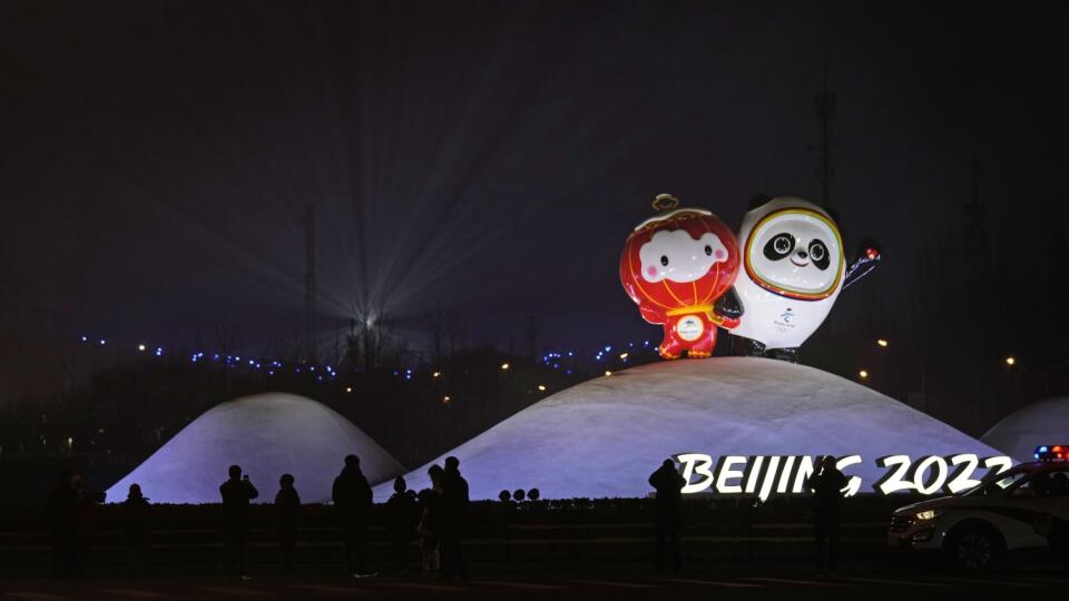 KK24 Peking - Na snímke panda Bing Dwen Dwen (vpravo) a lampión Shuey Ron Ron, ktorí sú maskotmi zimnej olympiády a paralympiády v Pekingu, počas príprav na otvárací ceremonál zimných olympijských hier na Národnom štadióne v Pekingu, 30. januára 2022. Otvárací ceremoniál zimných olympijských hier v Pekingu je na programe 4. februára, záverečný 20. februára. FOTO TASR/AP
Residents past near the Paralympic mascot Shuey Rhon Rhon left, and Winter Olympic mascot Bing Dwen Dwen displayed near the ic