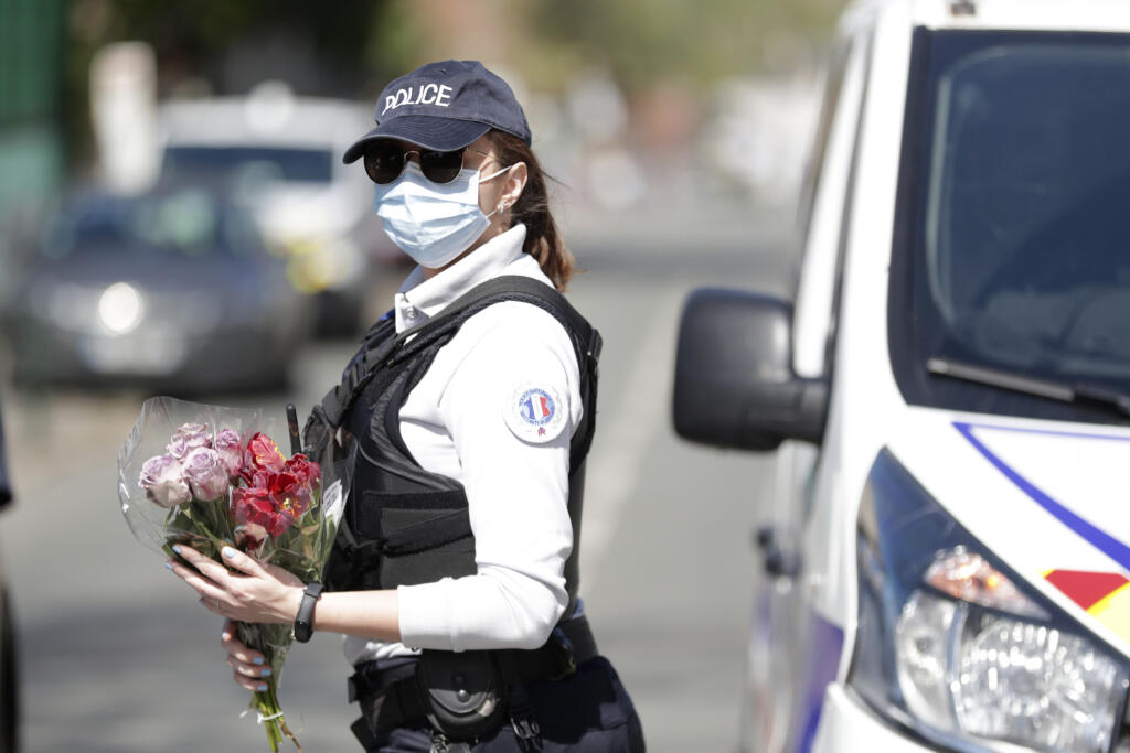 JB 39 Paríž - Policajtka drží kvety, ktoré jej dali obyvatelia pred budovou policajnej stanice, kde prišla o život v piatok počas útoku nožom policajtka v meste Rambouillet, juhozápadne od Paríža 26. apríla 2021. Francúzske úrady v nedeľu zadržali piatu osobu v súvislosti s vyšetrovaním vraždy policajtky, ktorá prišla o život vo štvrtok počas útoku nožom v meste Rambouillet. Informovala o tom agentúra AP. Muž z Tuniska, známy iba ako Jamel G., dvakrát bodol do krku policajtku priamo v policajnej