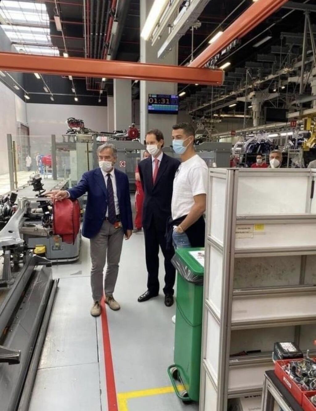 Médiá informovali o tom, že Ronaldo vynechal pondelkový tréning po prehre Juventusu s AC Miláno 0:3 a navštívil Maranello, kde má domov Ferrari. Jeden luxusný kúsok si vraj mal aj zadovážiť.