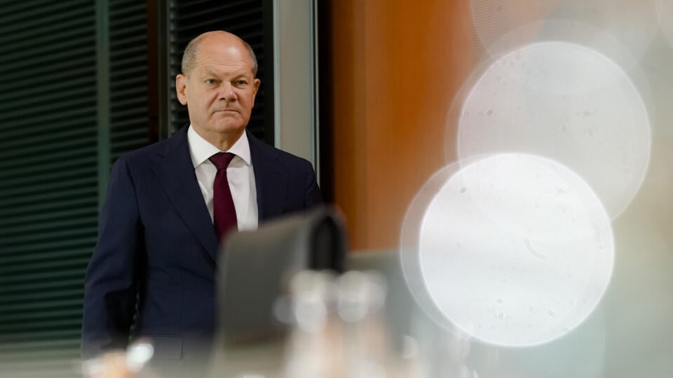 PK 18 Berlín - Nemecký kancelár Olaf Scholz počas rokovania nemeckej vlády v Berlíne 6. júla 2022. FOTO TASR/AP
German Chancellor Olaf Scholz, attends the weekly cabinet meeting at the chancellery in Berlin, Germany, Wednesday, July 6, 2022. (AP Photo/Markus Schreiber)