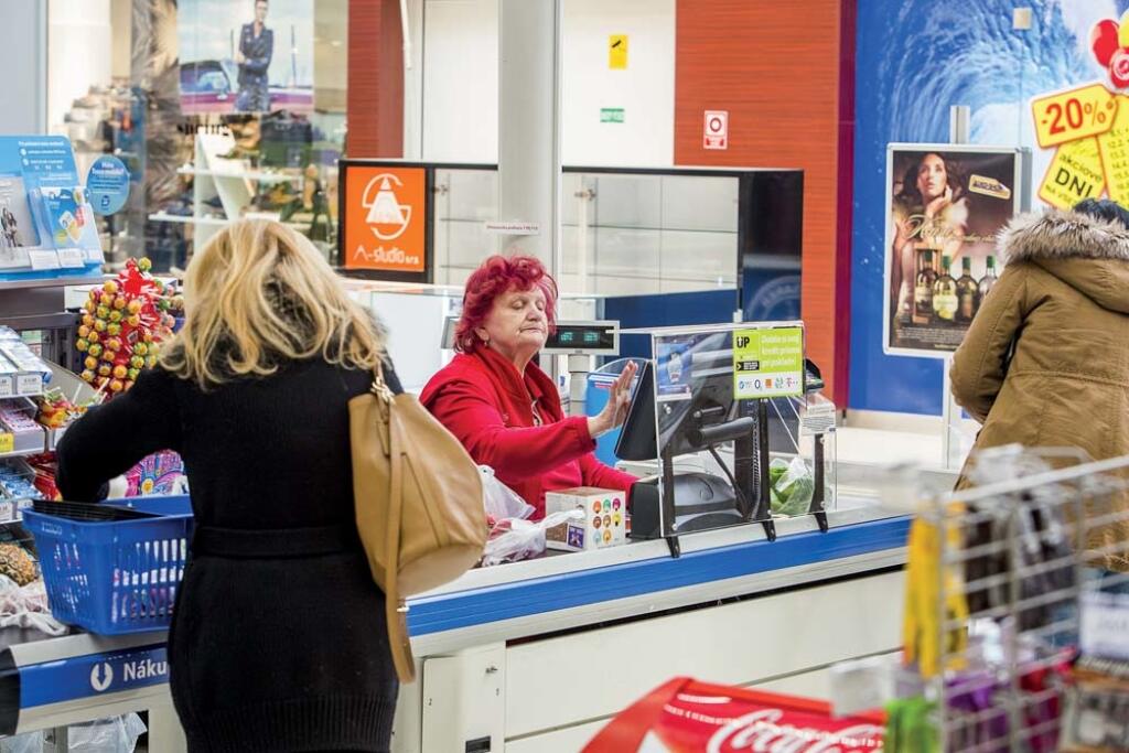 Hľadá sa veľa predavačov. Ľudí odrádza zlý plat a „podradný“ status práce