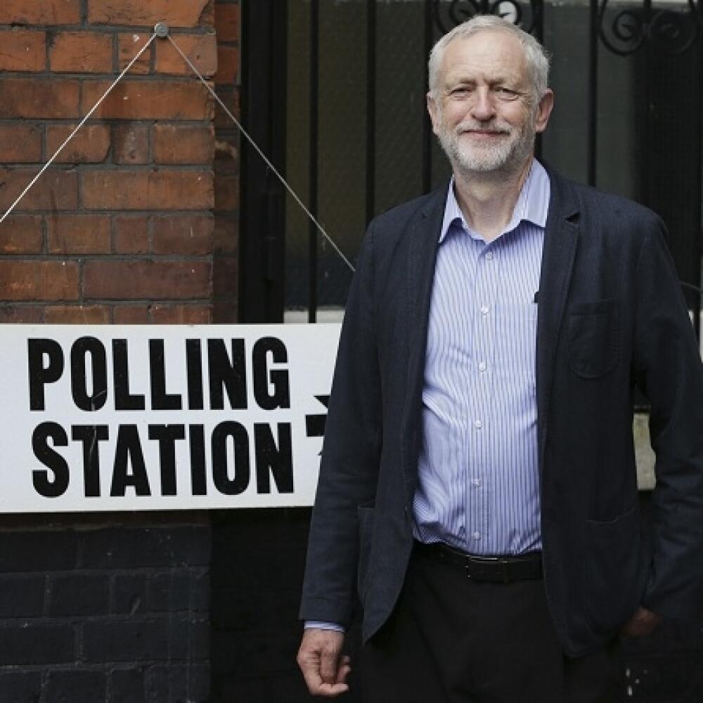 WA 18 Londýn - Opozičný labouristický líder Jeremy Corbyn sa usmieva počas príchodu na referendum v Londýne 23. júna 2016. Obyvatelia Británie rozhodnú v dnešnom referende o tom, či ich krajina zostane členom Európskej únie alebo z nej vystúpi. Výsledok hlasovania, považovaného za jedno z najdôležitejších v Spojenom kráľovstve za celé desaťročia, je aj podľa posledných prieskumov úplne otvorený. Británia je členom únie 43 rokov. FOTO TASR /AP
Britain's Labour Party leader Jeremy Corbyn sm