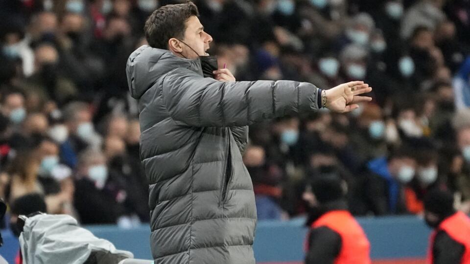 KK58 Paríž - Tréner PSG Mauricio Pochettino dáva pokyny počas zápasu 24. kolo francúzskej ligy Paríž St. Germain - Rennes 11. februára 2022 v Paríži. FOTO TASR/AP
PSG's head coach Mauricio Pochettino gives instructions during the French League One soccer match between Paris Saint Germain and Rennes at the Parc des Princes stadium in Paris, Friday, Feb. 11, 2022. (AP Photo/Michel Euler)