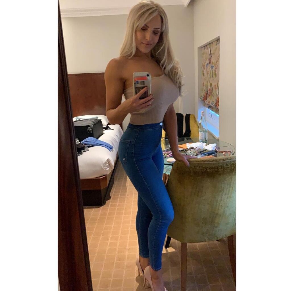 Sexi Moderátorka Emma Louise Jonesová je pýchou Leedsu United.