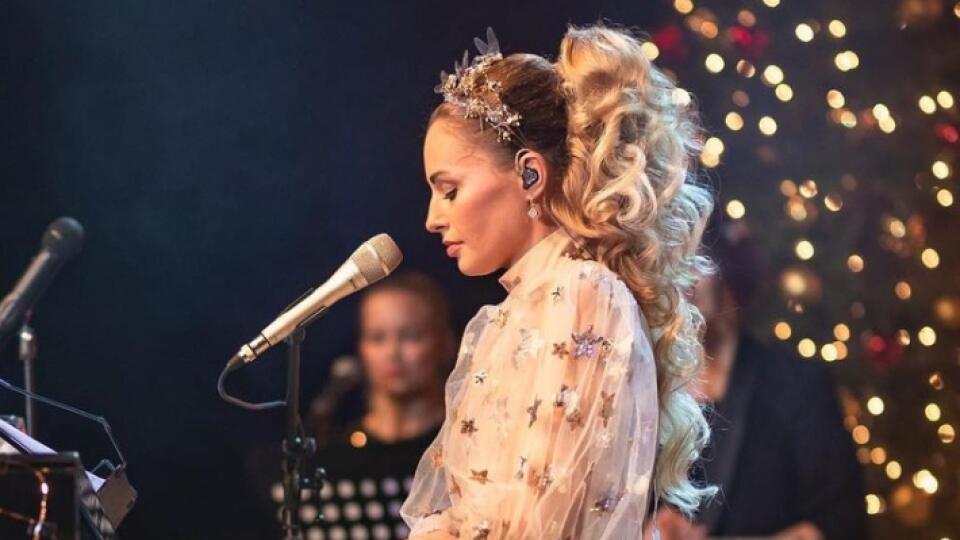 Speváčka Mária Čírová na vianočnom koncerte.