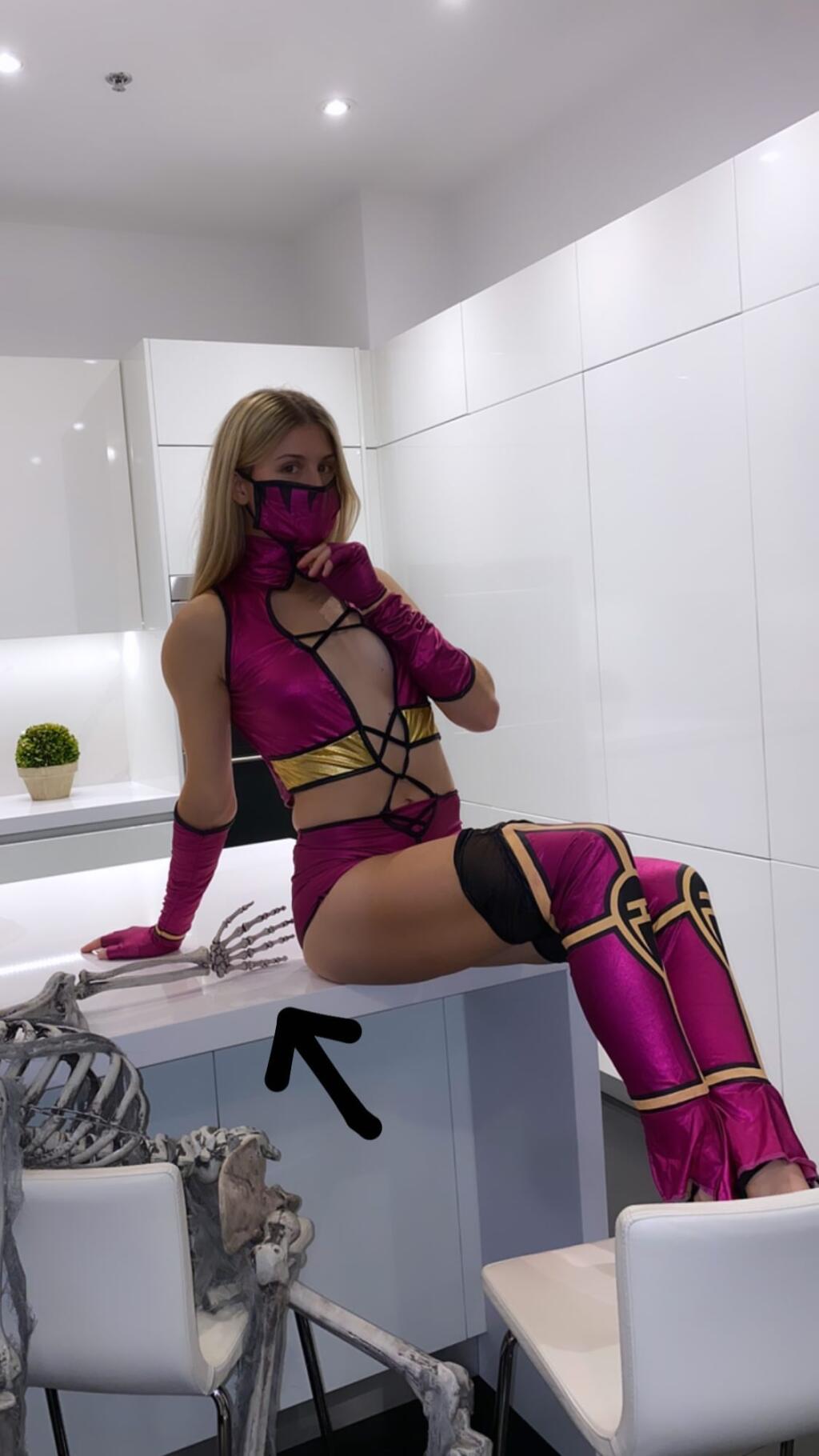 Bouchardová provokovala v sexi oblečení z videohry Mortal Combat.