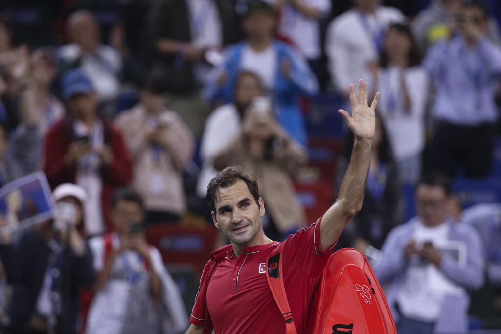 EBE 7 Šanghaj - Na snímke švajčiarsky tenista Roger Federer sa lúči s divákmi po prehre vo štvrťfinále s Nemcom Alexandrom Zverevom 3:6, 7:6 (7), 3:6 na turnaji ATP v čínskom Šanghaji v piatok 11. októbra 2019. FOTO TASR/AP
Roger Federer of Switzerland waves to spectators as he leaves the court after he lost to Alexander Zverev of Germany in their men's singles quarterfinals match at the Shanghai Masters tennis tournament at Qizhong Forest Sports City Tennis Center in Shanghai, China, Friday,