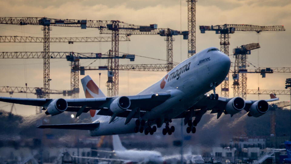 lietadlo Boeing 747 odlet žeriavy 