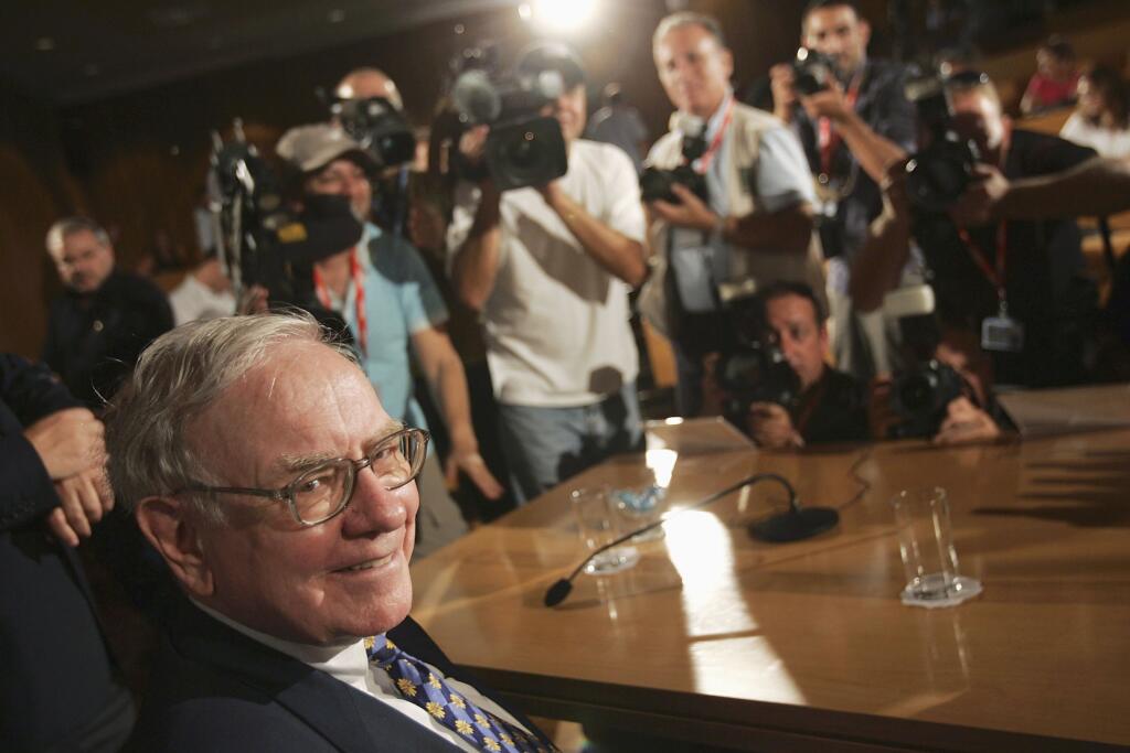 TEFFEN, ISRAEL - SEPTEMBER 18: American billionaire investor Warren Buffett faces the cameras before his press conference at the Iscar Metalworking headquarters September 18, 2006 in the Teffen industrial zone in northern Israel. Buffett, whose company Berkshire Hathaway bought an interest in Iscar Metalworking for USD 4 billion earlier this year, is on a two-day tour of Israel, visiting Iscar's plants and meeting with Israeli political and business leaders. (Photo by David Silverman/Getty Image