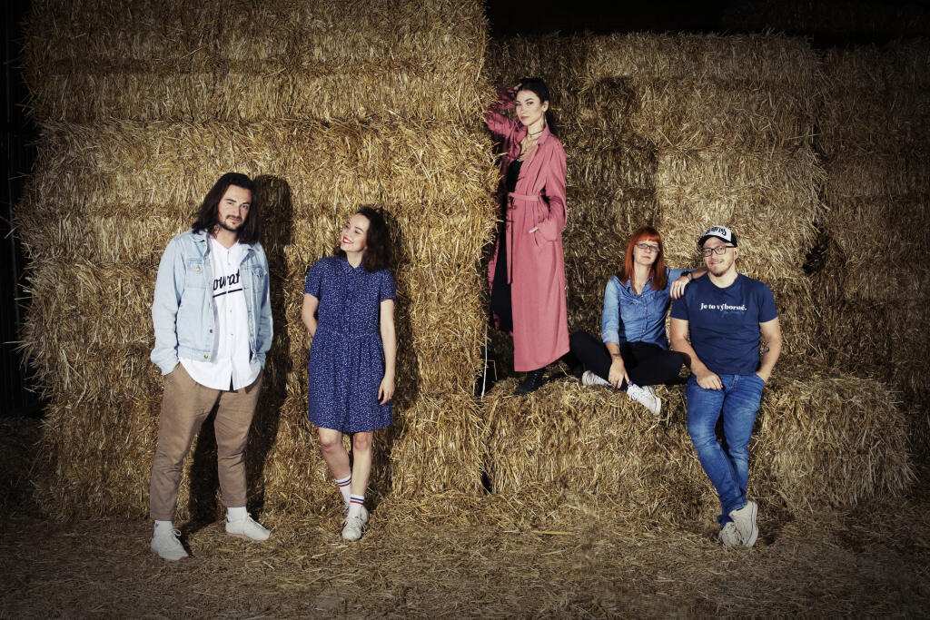 hudobné festivaly, z ľava frontman skupiny Billy Barman a organizátor festivalu Grape Juraj Podmanický, fotografka festivalov Welin Nagyová, speváčka Veronika Roni Adamičková, knihomoľka a knižná blogerka Jana Džejna Šlinská, foodbloger Daniel „Čoje“ Feranec.