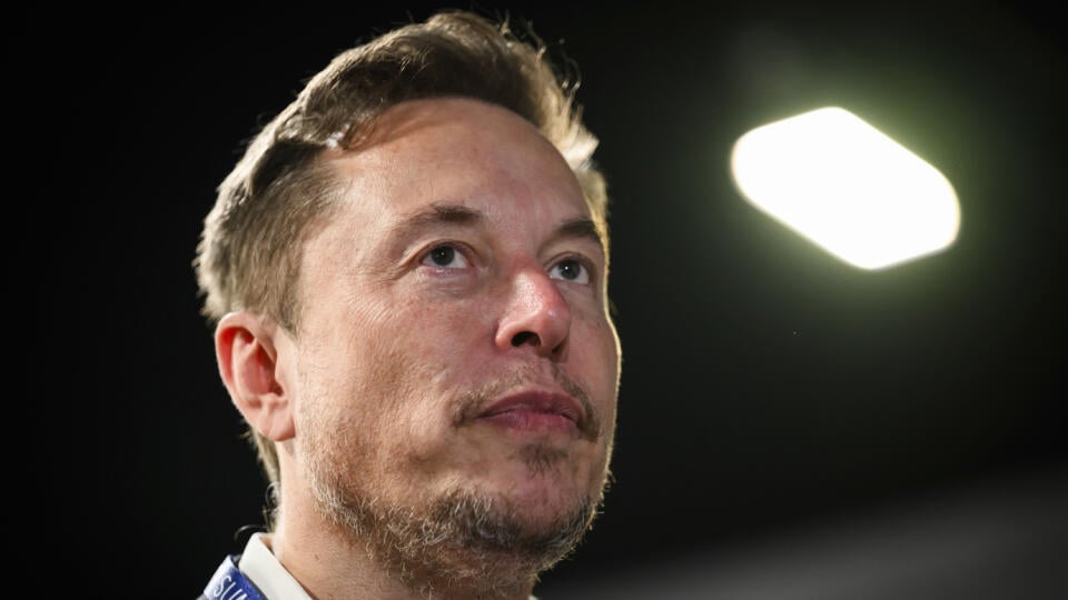 KK22 archív Bletchley - Na archívnej snímke z 1. novembra 2023 miliardár Elon Musk v americkom Bletchley. Startup xAI miliardára Elona Muska sa v sobotu 12. júla 2025 ospravedlnil za urážlivé výroky generované jeho četbotom Grok, ktorý tento týždeň na sociálnej sieti X oslavoval nacistického vodcu Adolfa Hitlera a urážal islam. Spoločnosť tvrdí, že za to môže aktualizácia softvéru, vďaka ktorej mal Grok fungovať viac ako človek. FOTO TASR/AP
FILE - Tesla and SpaceX's CEO Elon Musk attends the fi