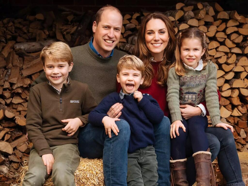Princ George, princ William, princ Louis, vojvodkyňa Kate a princezná Charlotte.