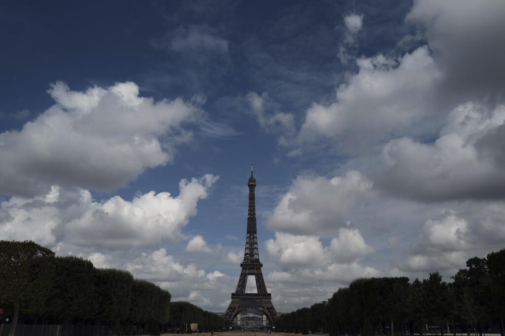 KK7 Paríž - Pohľad na Eiffelovu vežu počas otvorenia vrchného poschodia 15. júla 2020 v Paríži. Prvé a druhé poschodie tejto ikonickej parížskej pamiatky otvorili už 26. júna. Eiffelova veža bola zatvorená tri mesiace. Išlo o jej najdlhšie uzatvorenie od druhej svetovej vojny. FOTO TASR/AP
The Eiffel Tower is pictured from the Champ de Mars side during the opening up of the top floor of the Eiffel Tower, Wednesday, July 15, 2020 in Paris. The top floor of Paris' Eiffel Tower reopened today as th