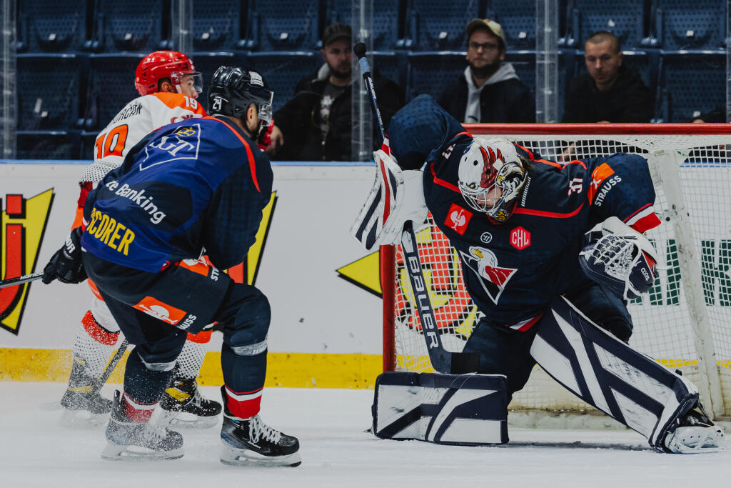 Na snímke Kristers Gudlevskis (Slovan) počas zápasu F skupiny Champions hockey league medzi HC Slovan Bratislava a Oceláři Třinec.