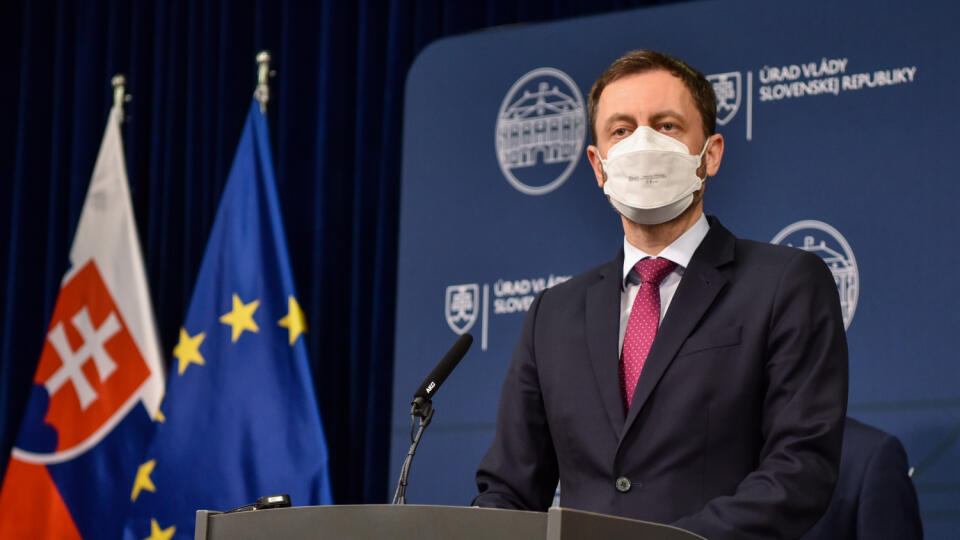Na snímke predseda vlády SR Eduard Heger (OĽaNO) počas tlačovej konferencie po rokovaní Bezpečnostnej rady SR 22. februára 2022 v Bratislave. FOTO TASR - Pavol Zachar