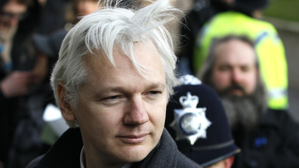 Julian Assange požiadal Ekvádor o azyl.