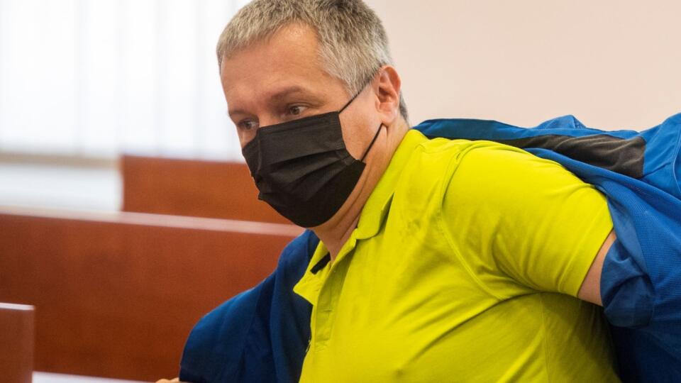 Na snímke jeden z obžalovaných Juraj L. počas pojednávania s Gabrielom K. a spol. pre daňové podvody na Špecializovanom trestnom súde (ŠTS) v Pezinku 5. októbra 2020. FOTO TASR - Jaroslav Novák
