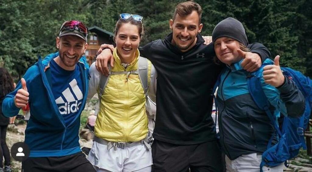 Michal však nebol po Petrinom boku jediný. Lyžiarka na svoj instagram pridala fotku z poriadnej turistiky a ťažkým nákladom na chrbte. Výstup na Zámkovského chatu im spríjemňoval aj moderátor TV Markíza Ján Tribula.
