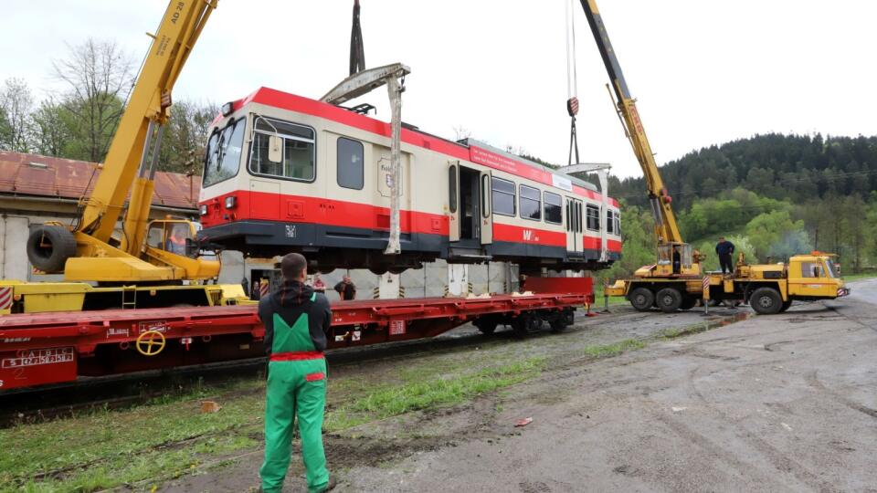 Z lodí na vlakové súpravy preložili prvú várku električiek zo švajčiarskeho Bazileja