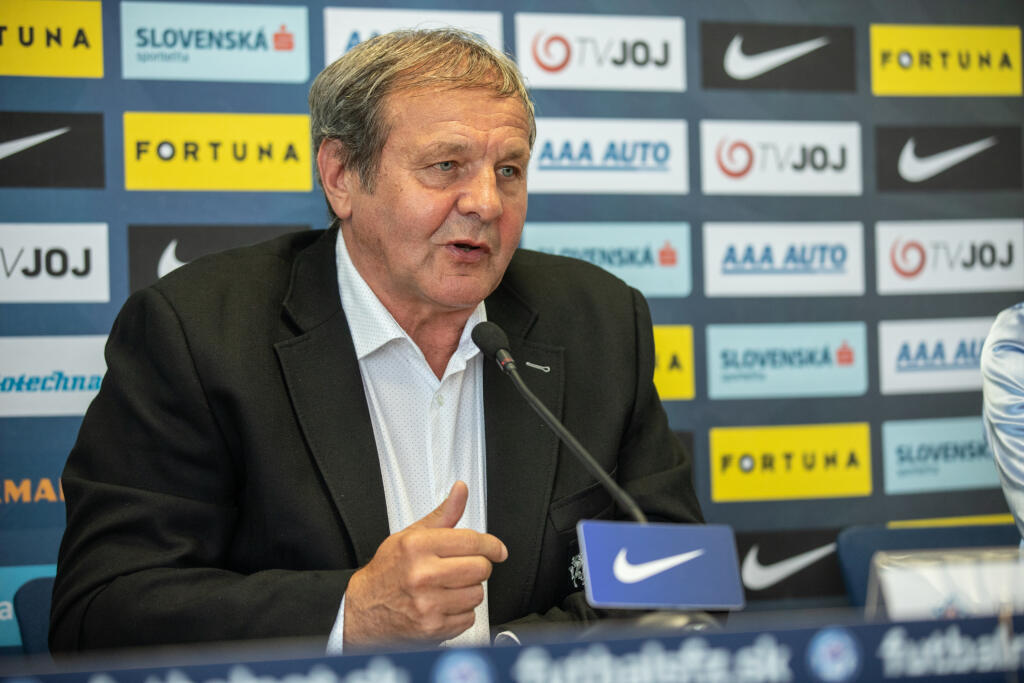 "Dúbravka mi povedal, že má ťažké obdobie v Newcastli a išiel sa odreagovať. Weiss povedal, že nevie, prečo bol vonku. Lobotka povedal, že vo Vigu mal nahustený program a nemal čas sa odreagovať. Čudný pohľad na vec, keď hral zápasy sobota-sobota. A ešte na margo môjho odchodu povedal, že tréneri prichádzajú a odchádzajú a ja som profesionál. Prístupom stopercentný. Máme ho všetci radi, je to hráč budúcnosti s veľkým potenciálom. Škriniar povedal to isté, som z neho sklamaný, lebo vzťah s ním bol nadštandardný. Teším sa z jeho výkonov, budem obom stále fandiť, ale aj som ich chcel na tlačovke po zápase s Českom vyhecovať čiastočnou kritikou, aby prevzali väčšiu zodpovednosť za hru mužstva a nespoliehali sa na Škrtela. Šatka mi povedal, že išiel s kamarátmi. Tí siedmi hráči ponocovali, ako som mal zareagovať?"
