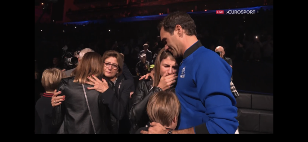 Plakala celá rodina. Federer sa po poslednom zápase vyobjímal so svojimi rodičmi aj s deťmi. Spolu s nimi plakal aj Rogerov dlhoročný rival Rafael Nadal.