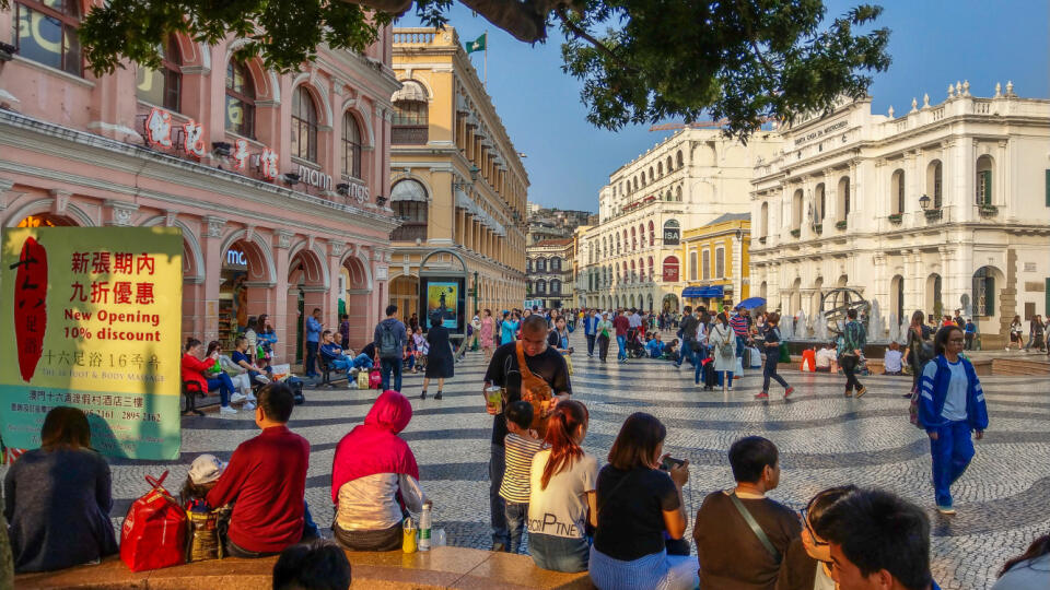 Cez leto je v uliciach Macao poriadne dusno.