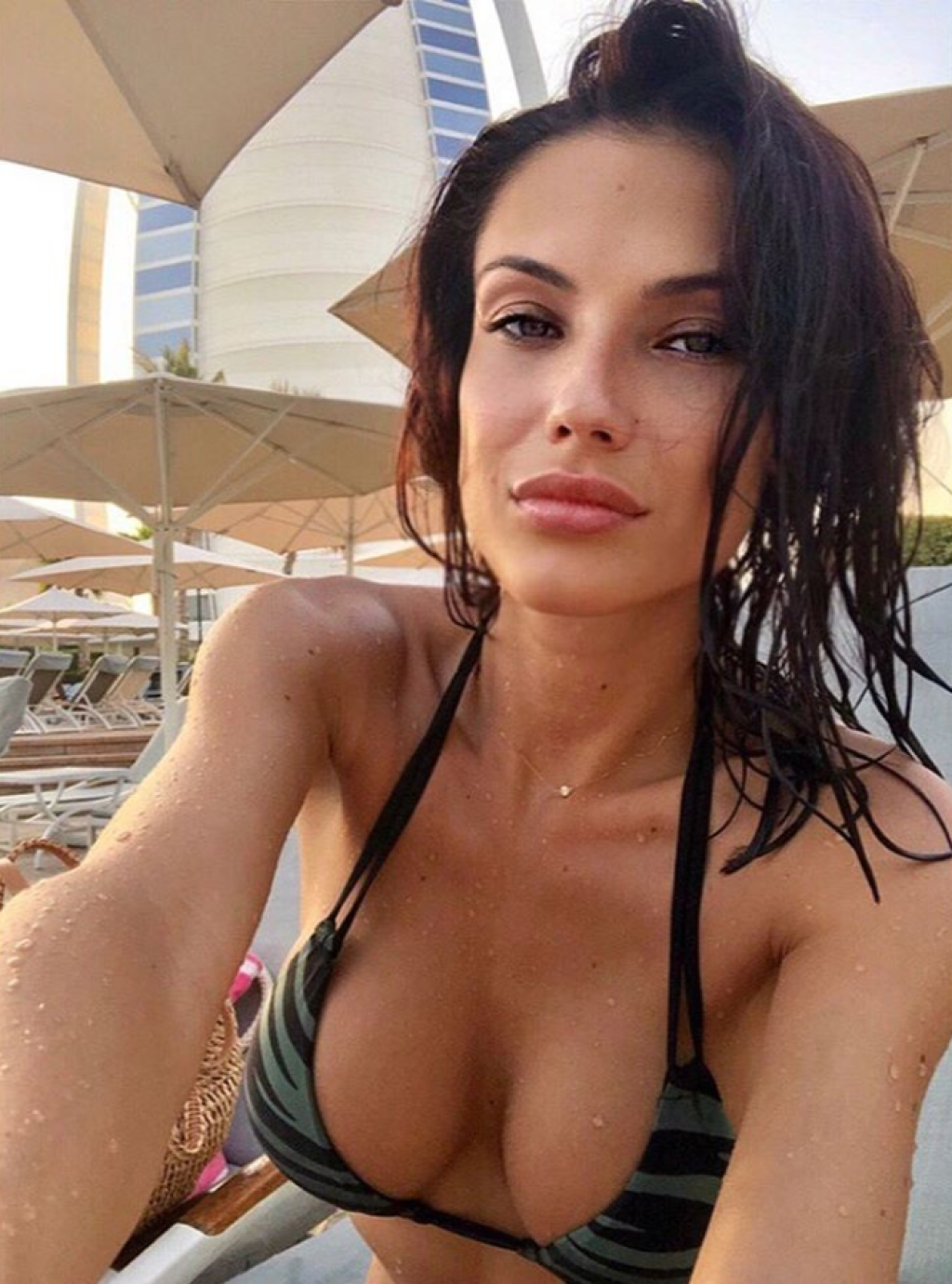 Z Dubaja, kde bola spoločne s Kmotríkom ml., dráždila fanúšikov na Instagrame takýmito sexi zábermi.
