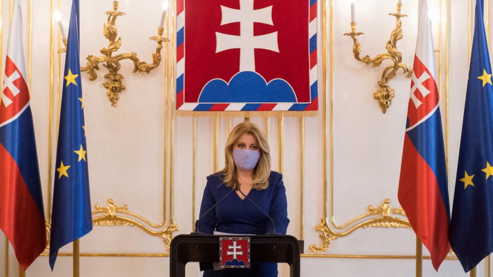 Na snímke prezidentka SR Zuzana Čaputová, ktorá vymenovala dvoch rektorov vysokých škôl Györgyho Juhásza do funkcie rektora Univerzity J. Selyeho v Komárne a Jozefa Habánika do funkcie rektora Trenčianskej univerzity Alexandra Dubčeka v Trenčíne v Prezidentskom paláci v Bratislave v utorok 26. januára 2021. FOTO TASR - Martin Baumann