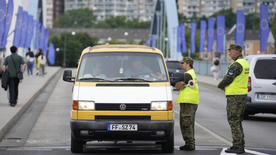 WA 42 Slubice - Príslušníci hraničnej polície kontrolujú vodiča dodávky na kontrolnom stanovišti na poľsko-nemeckom hraničnom priechode v meste Slubice v pondelok 7. júla 2025. Poľsko od pondelka dočasne obnovilo kontroly na hraniciach s Nemeckom a Litvou. Opatrenie vstúpilo do platnosti v pondelok od polnoci, trvať má 30 dní. Podľa poľskej vlády je jeho cieľom znížiť počet nelegálnych migrantov prichádzajúcich do krajiny a zároveň posilniť bezpečnosť štátu. Informuje o tom varšavský spravodajca